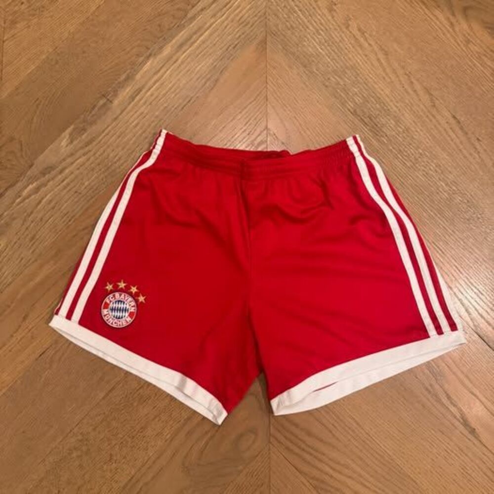 Adidas FC Bayern München Youth Soccer Shorts – Size 8–10 small futbol